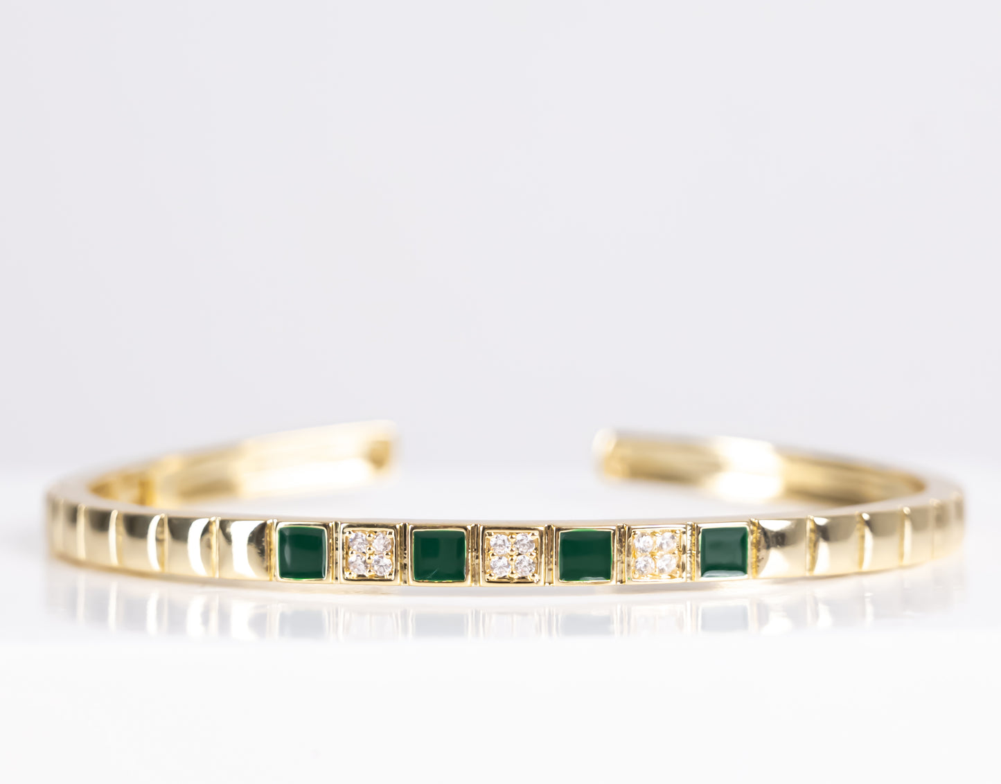 Gold bracelet with emerald stone