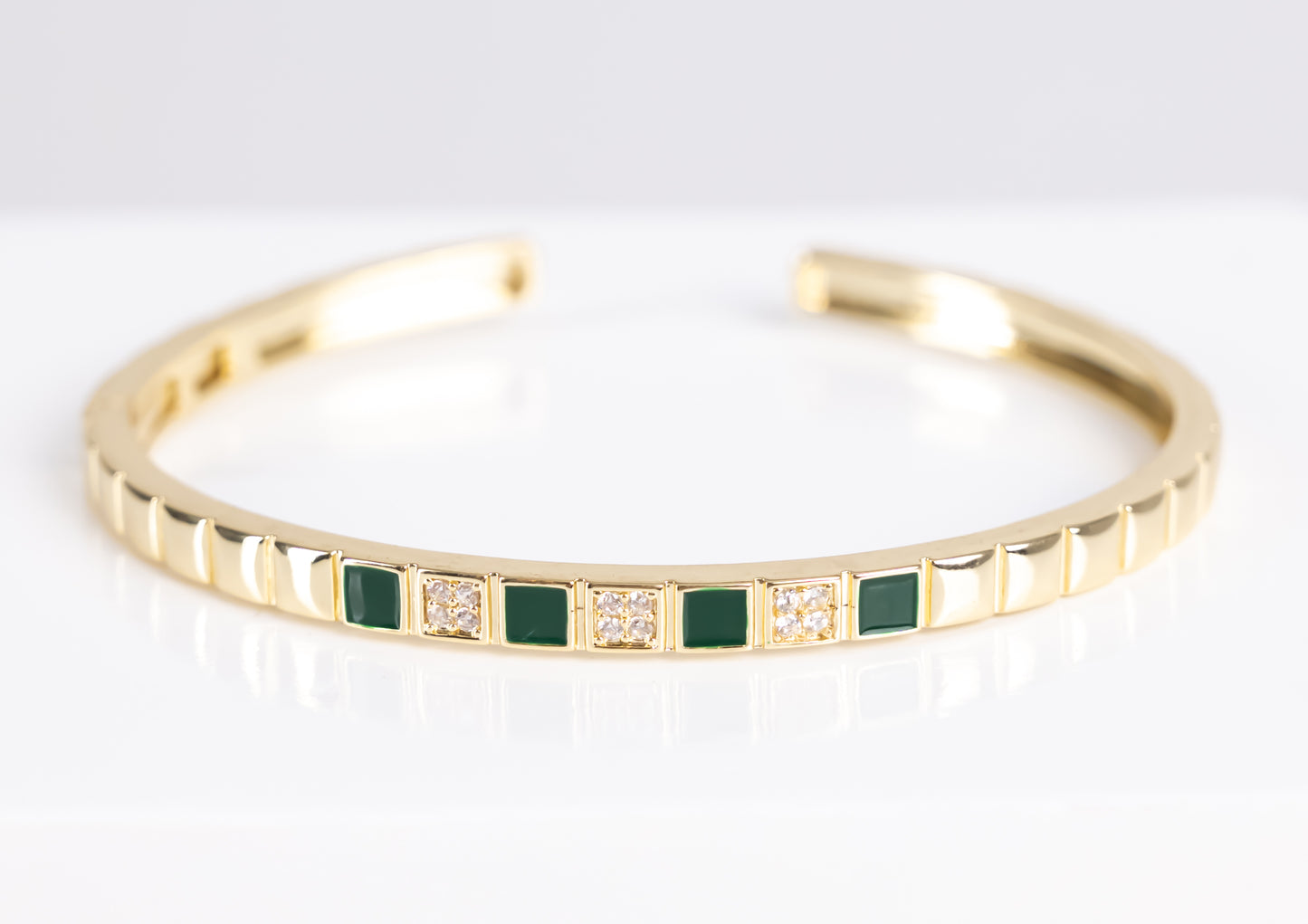 Gold bracelet with emerald stone